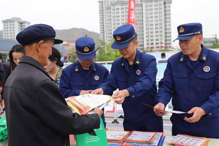 【原創】甘肅隴南禮縣消防救援大隊以民法典宣傳月為平臺開展消防宣傳“進廣場”活動_fororder_2024051515491743