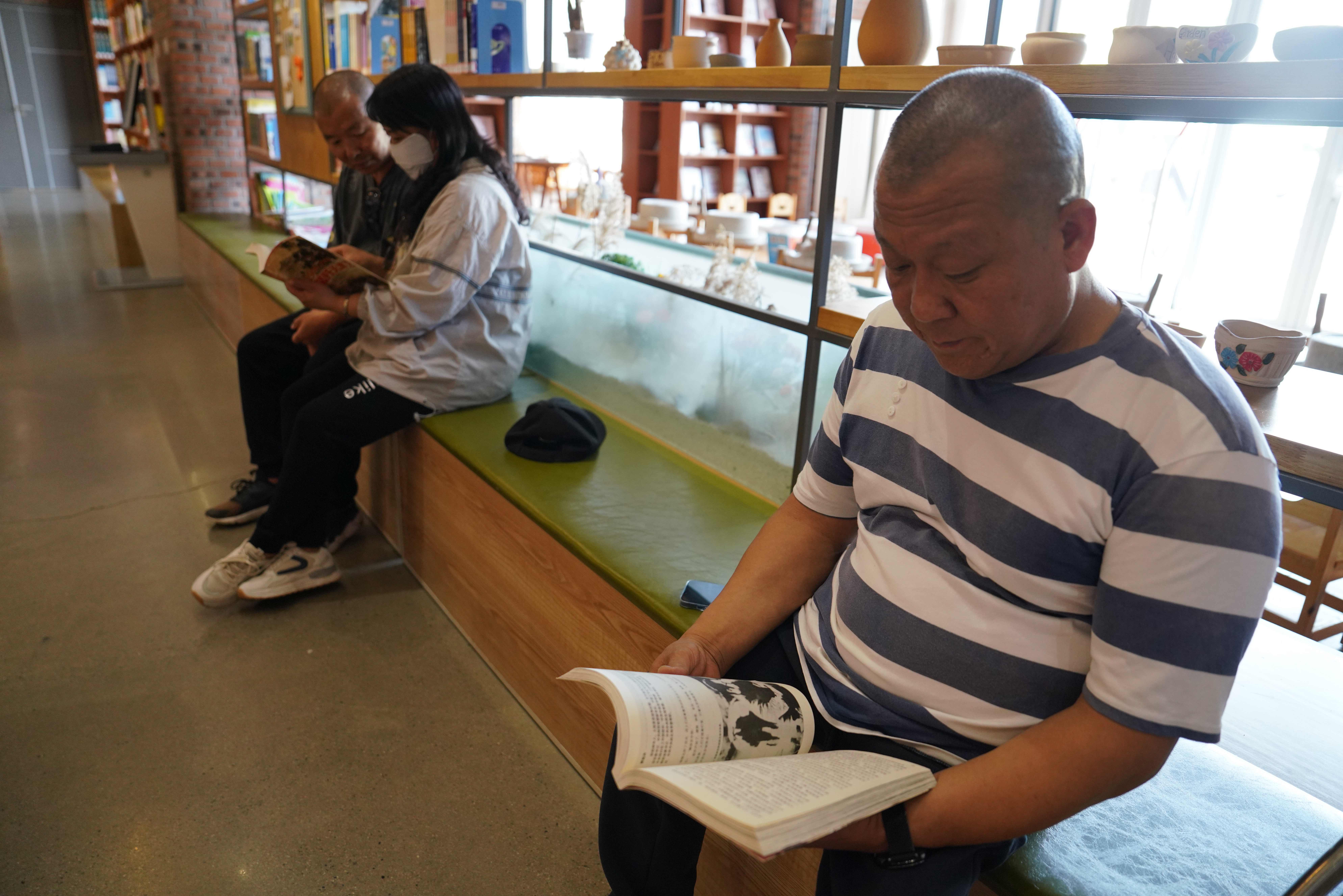 河北清苑:開展“書香潤心 文化助殘”全國助殘日主題活動_fororder_殘障人士及家屬閱讀圖書。攝影 王磊