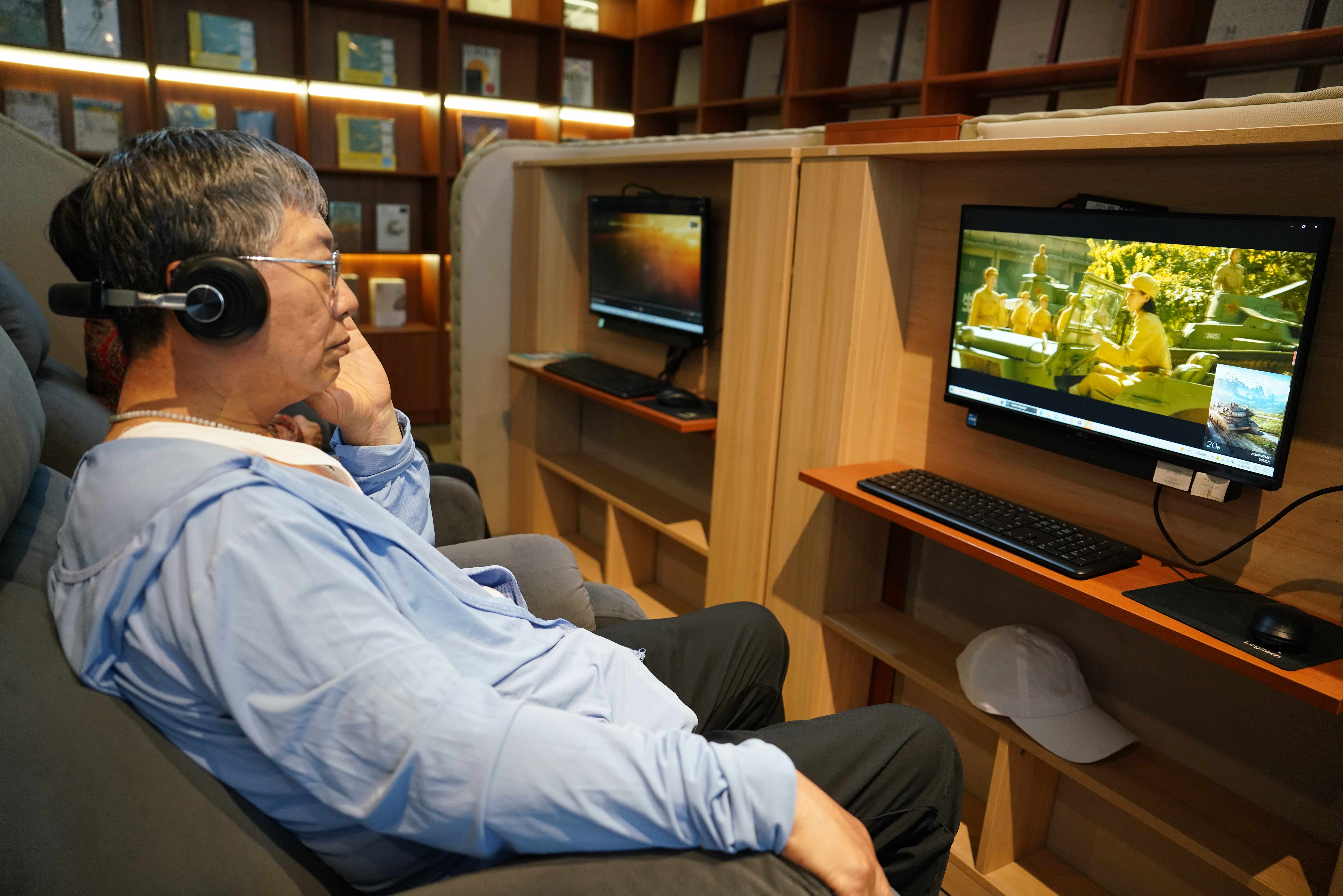 河北清苑:開展“書香潤心 文化助殘”全國助殘日主題活動_fororder_殘障人士通過觀看視頻,了解圖書館的文化資源。攝影 王磊