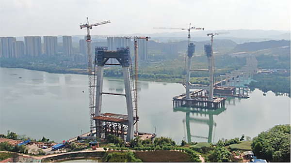 成南高速扩容项目建设取得重大进展 嘉陵江特大桥主墩索塔封顶_fororder_未标题-1