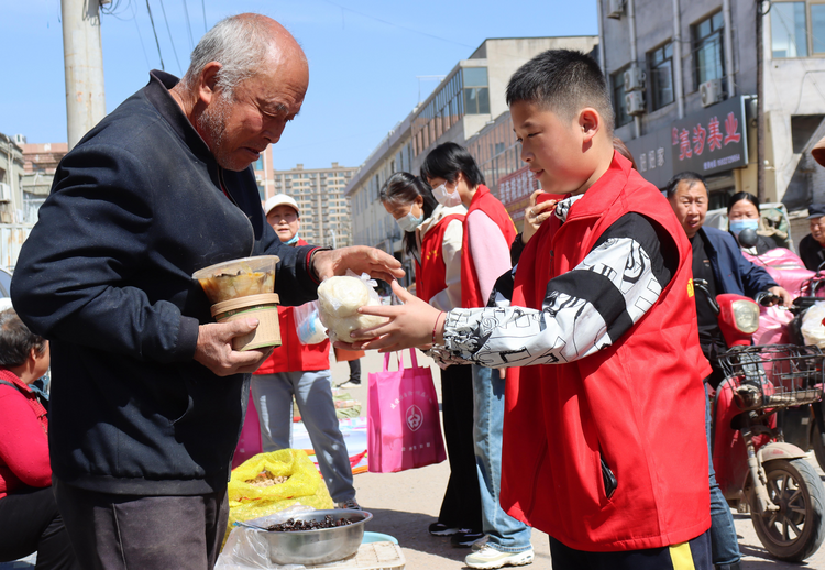 河北献县：小小志愿者 集市服务忙_fororder_图片 2