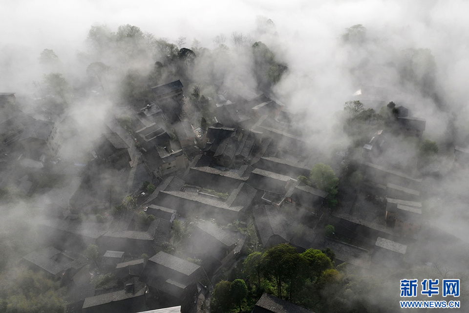 重庆：雾里看古寨 山乡“诗与画”
