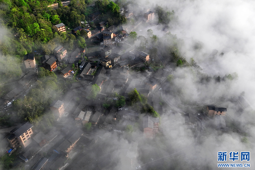 重庆：雾里看古寨 山乡“诗与画”