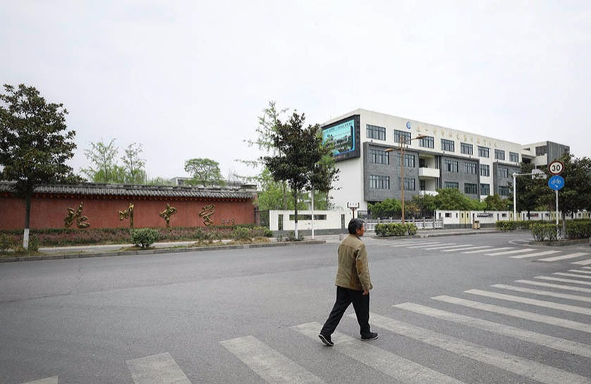 十年過去了，如今的新縣城高樓四起，商場、抗震紀念園、圖書館等設施齊全，記者們感嘆，這次回來真真切切地見證了災區重建的奇跡，感受到了災區群眾生生不息的力量。_fororder_222