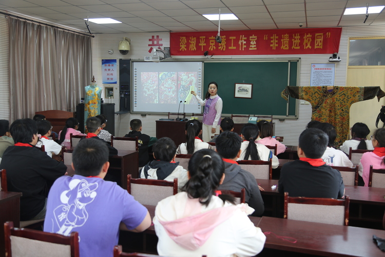 河北定興：國家級非遺京繡進校園 潤童心_fororder_001