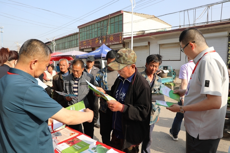 保定市满城区：开门搞巡察 政策送到家_fororder_活动现场发放宣传彩页 摄影 南双双