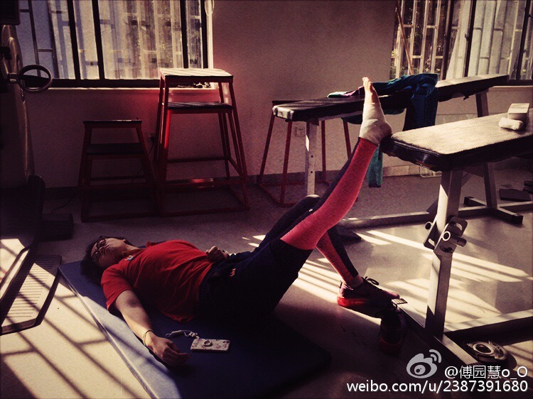 训练缺氧走平路摔 傅园慧:谁不撞个头破血流