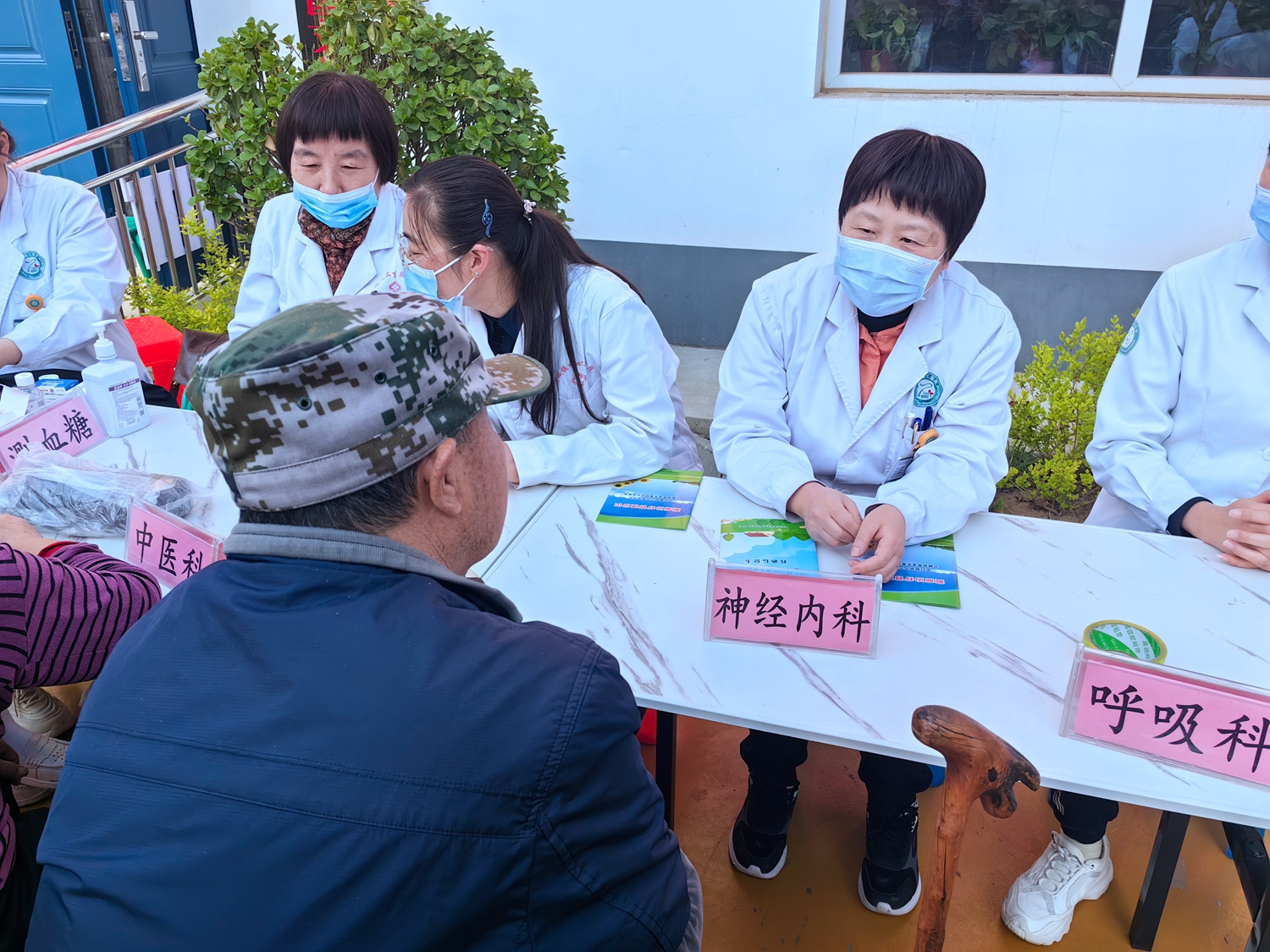 保定市滿城區開展“為黨旗添光彩 為群眾辦實事”主題黨日活動_fororder_圖為義診活動現場 攝影 杜娜 (2)