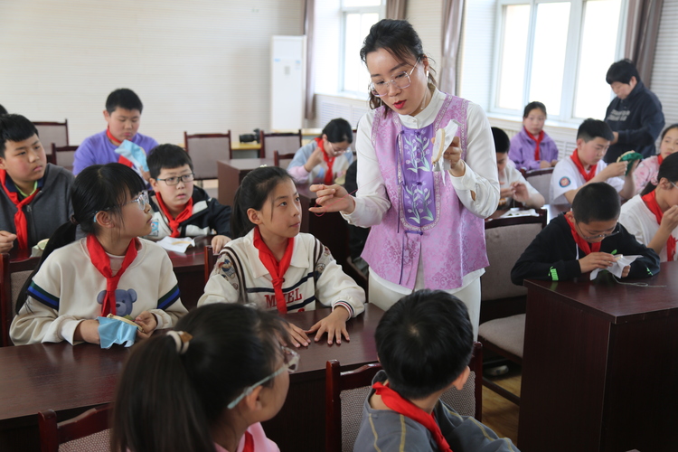 河北定興：國家級非遺京繡進校園 潤童心_fororder_003