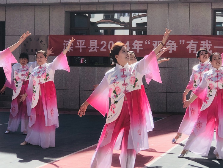 承德市滦平县举办“双争”有我—“舞动河北大家跳”群众广场舞汇演_fororder_滦平县举办“双争”有我—“舞动河北大家跳”群众广场舞汇演 (4)