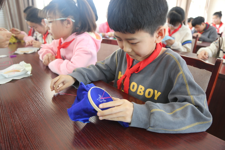 河北定興：國家級非遺京繡進校園 潤童心_fororder_004