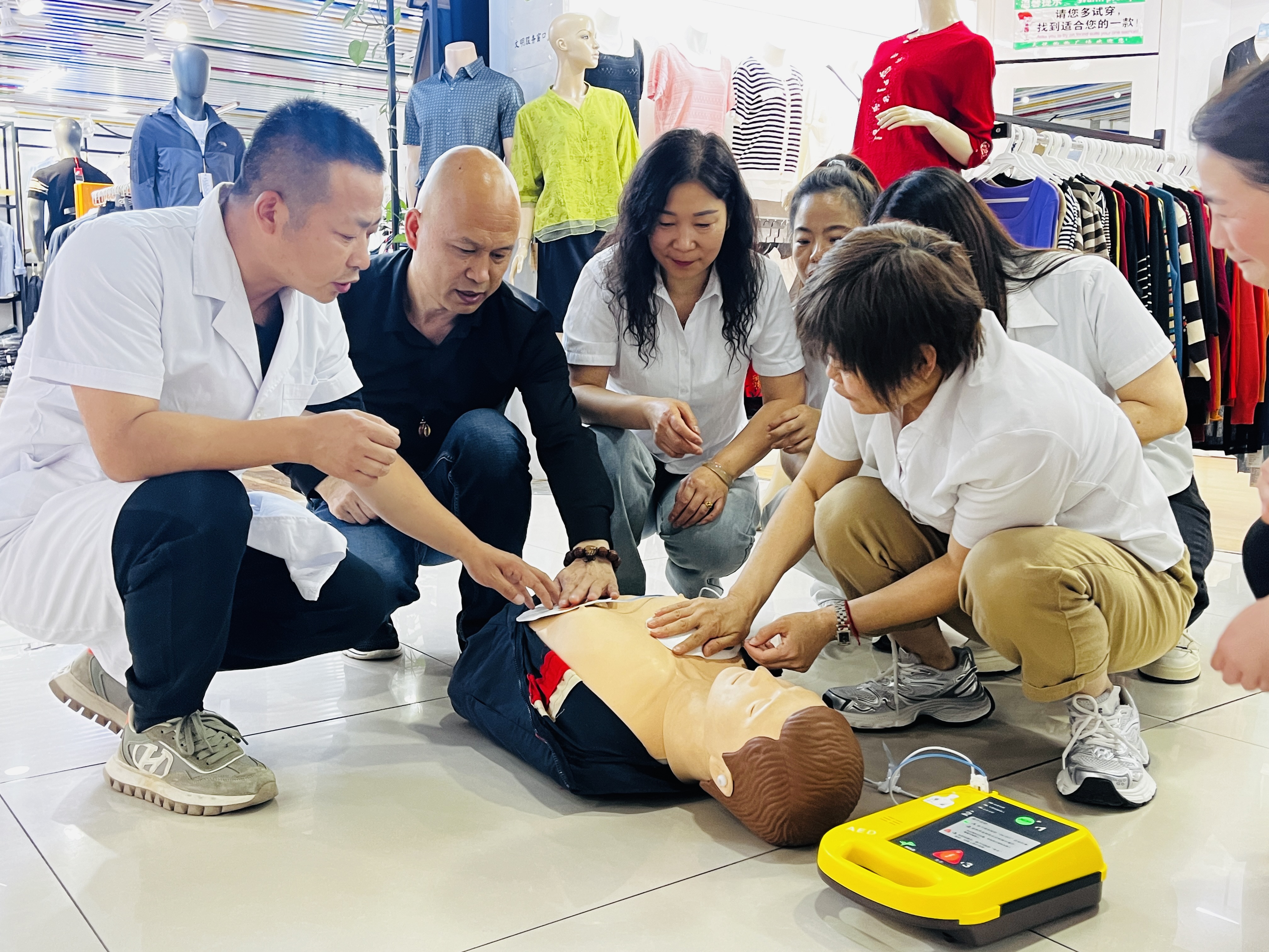 河北淶水:推動AED普及 打造公共場所急救網_fororder_圖為在淶水縣一商場內,商場員工在專業救護人員指導下練習使用AED。(李金璐 攝).JPG