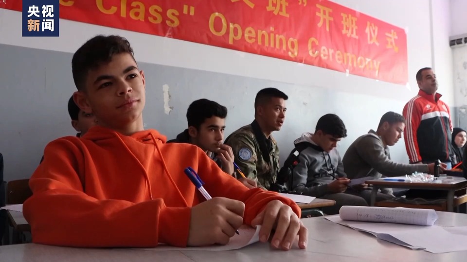我赴黎维和部队开办汉语班 课堂座无虚席 学生热情高涨
