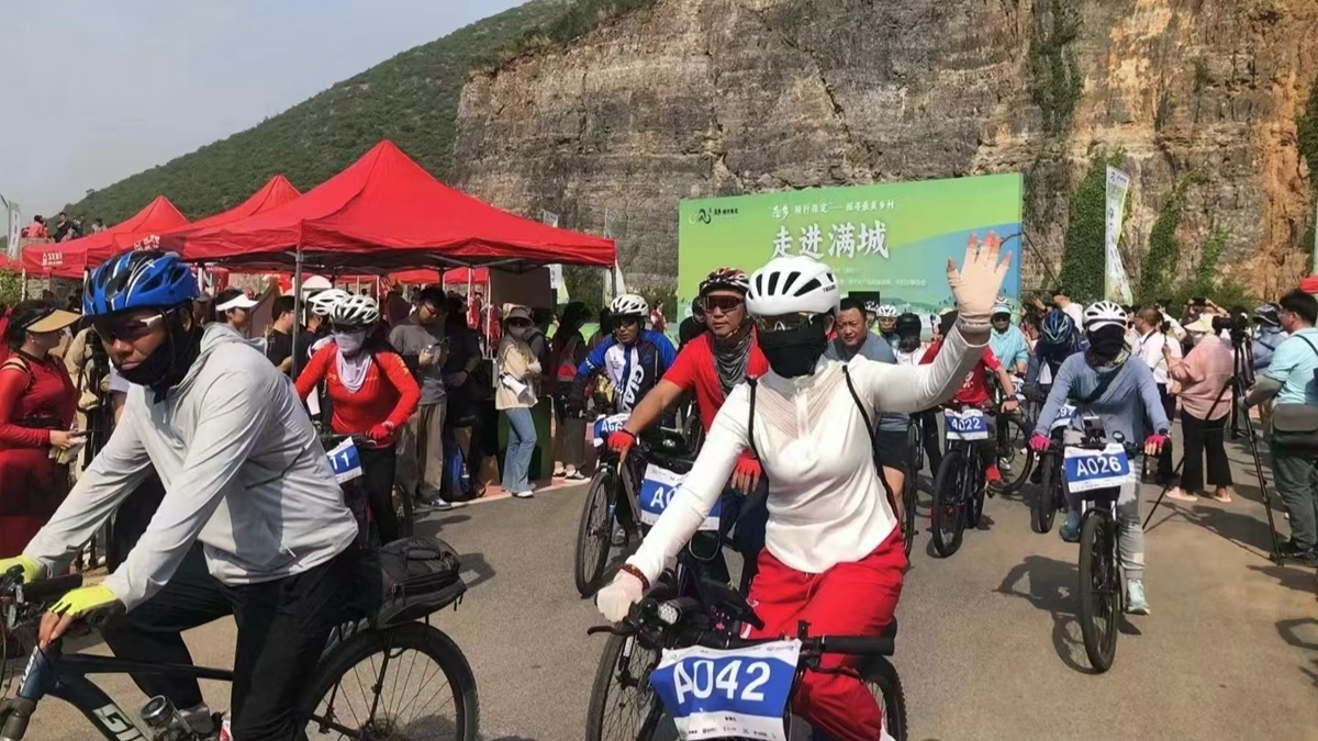 保定市滿城區:騎行中的鄉野記憶_fororder_騎行大軍與觀眾互動 攝影 邱迎新