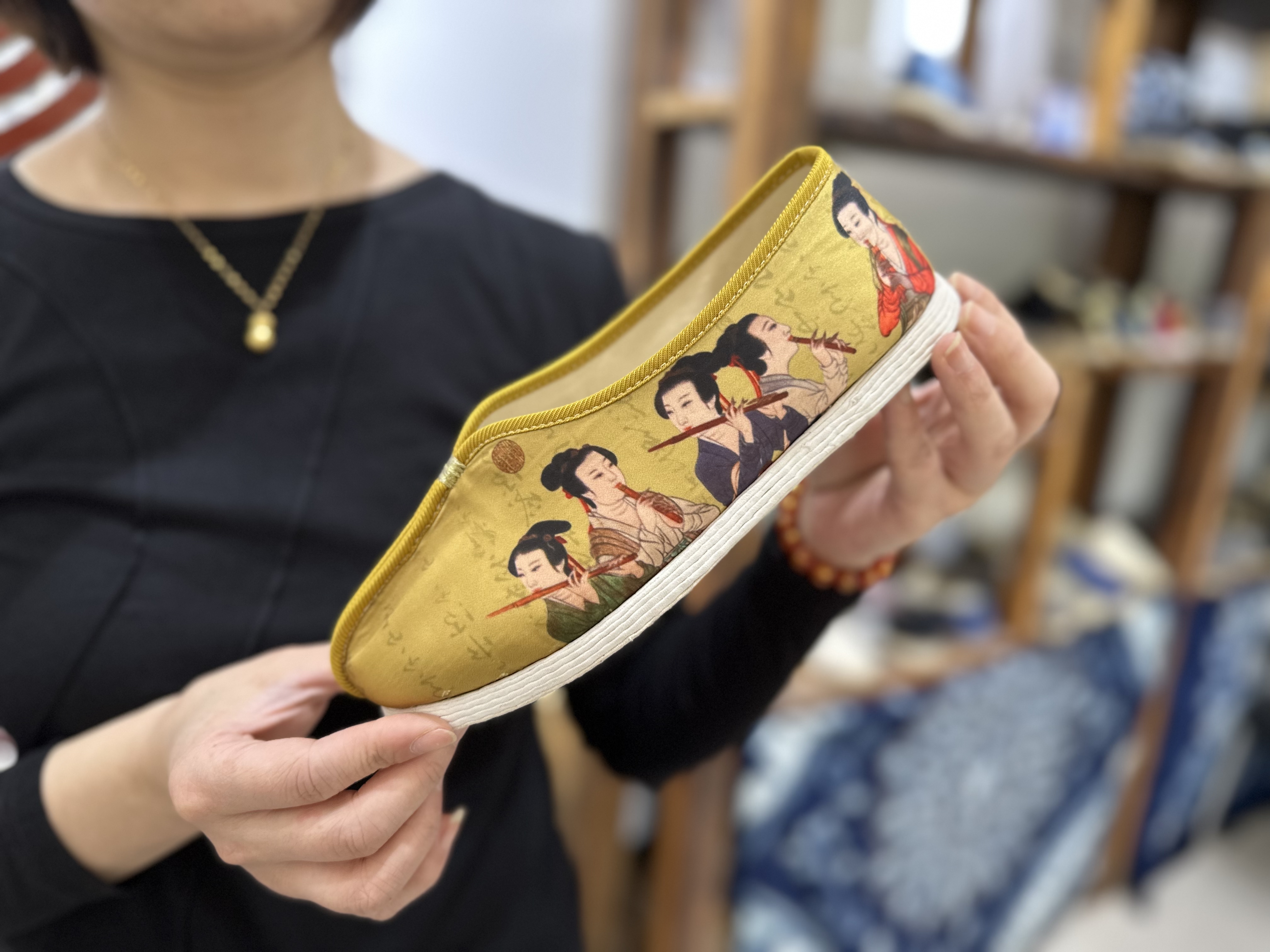 河北望都：傳統手藝新“傳承”_fororder_獨具特色的千層底布鞋。馮卿攝