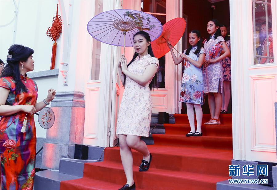 布鲁塞尔举行中国传统服装秀