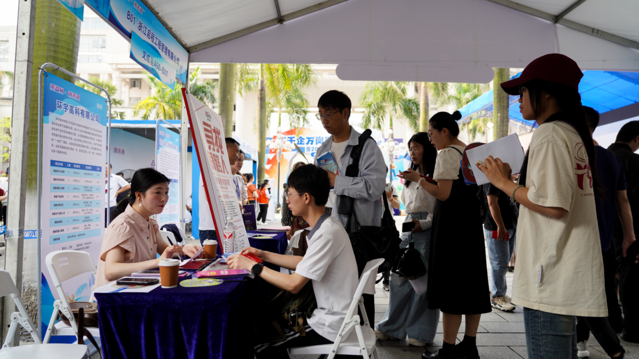 招贤纳士助强城 浙江温州“引才专列”开进广西校园_fororder_20240421_124420