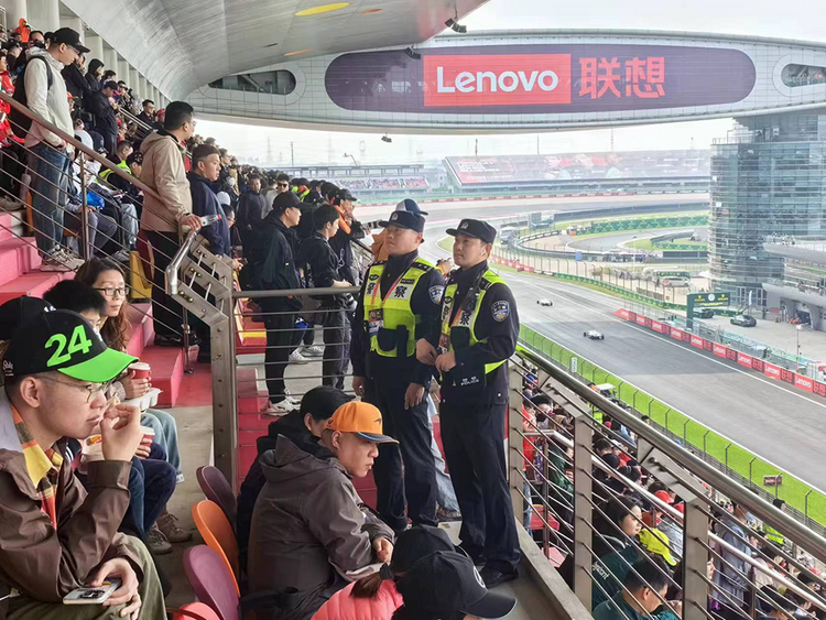 F1大獎賽期間上海警方打擊黃牛票販20余人 3人被行拘_fororder_541