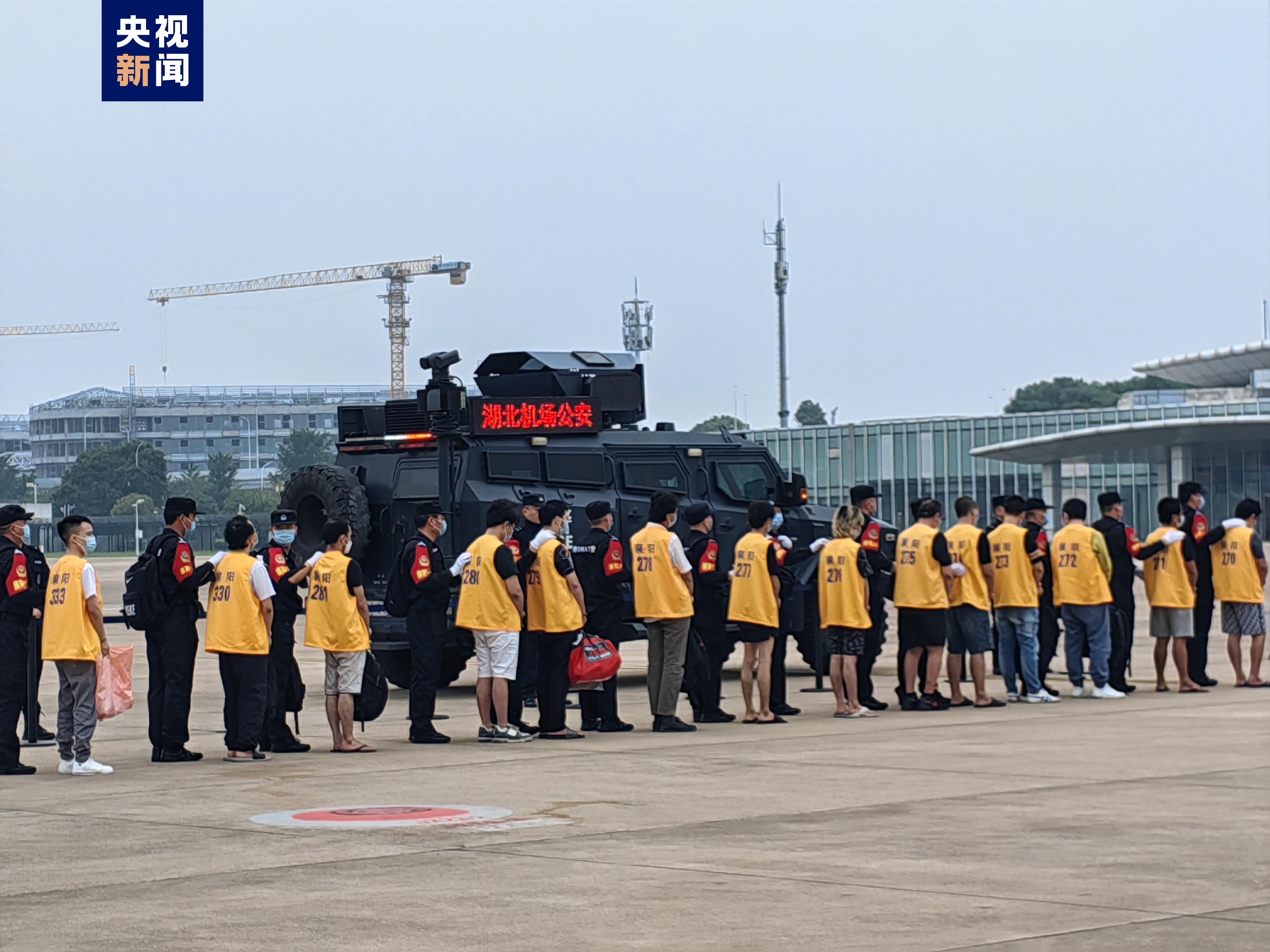 680余名中国籍涉赌诈违法犯罪嫌疑人被分批从柬埔寨押解回国