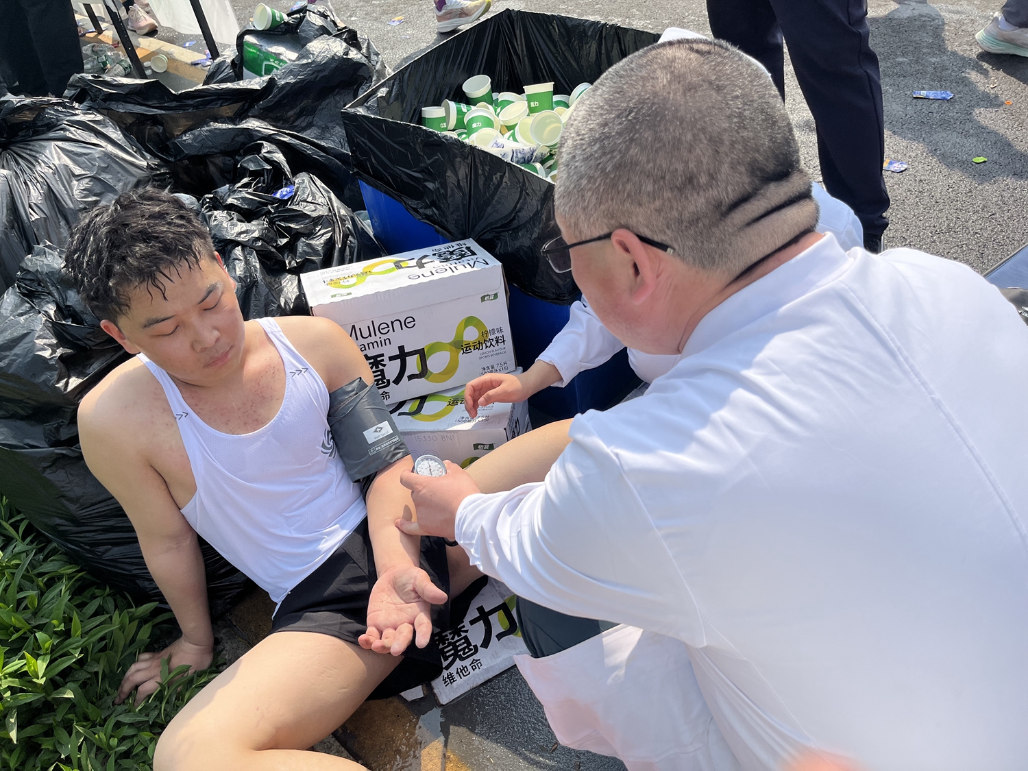 保定市满城区全力做好“保马”比赛医疗保障工作_fororder_比赛结束后为选手测量血压 摄影 赵向楠