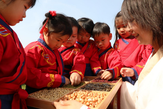 河北徐水：“種”春天享農趣 拓展校外研學大課堂_fororder_【組圖】河北徐水：“種”春天享農趣 拓展校外研學大課堂75