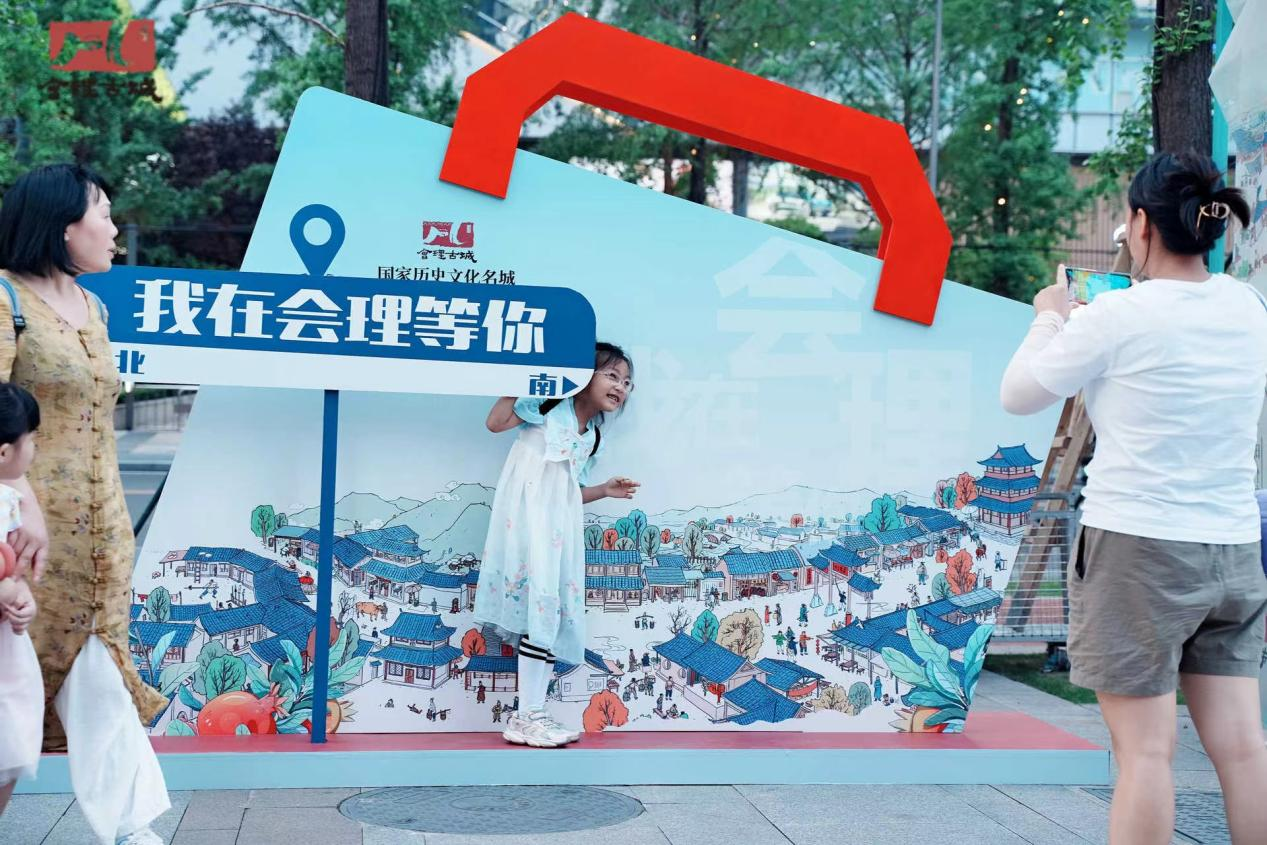 “蜀韵滇风 品味会理”会理市建设天府旅游名县暨文旅资源推介会在成都举行_fororder_活动现场成都市民打卡拍照  供图  会理市文广旅局