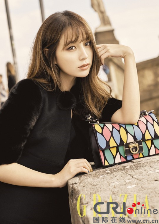 李秉宪娇妻李珉廷拍写真 化身摩登女郎优雅魅惑