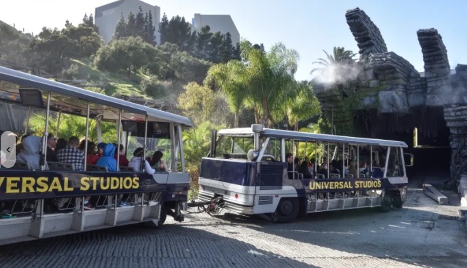 美国好莱坞环球影城电车相撞致15人受伤