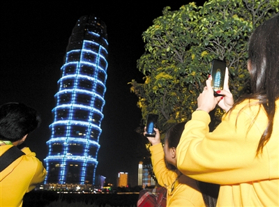 【要聞-文字列表+摘要】【河南在線-文字列表】【移動端-文字列表】(頁面標題:“漢語橋”選手感受鄭州魅力 點讚鄭州)“漢語橋”選手點讚鄭州:“有了更多愛中國的理由”