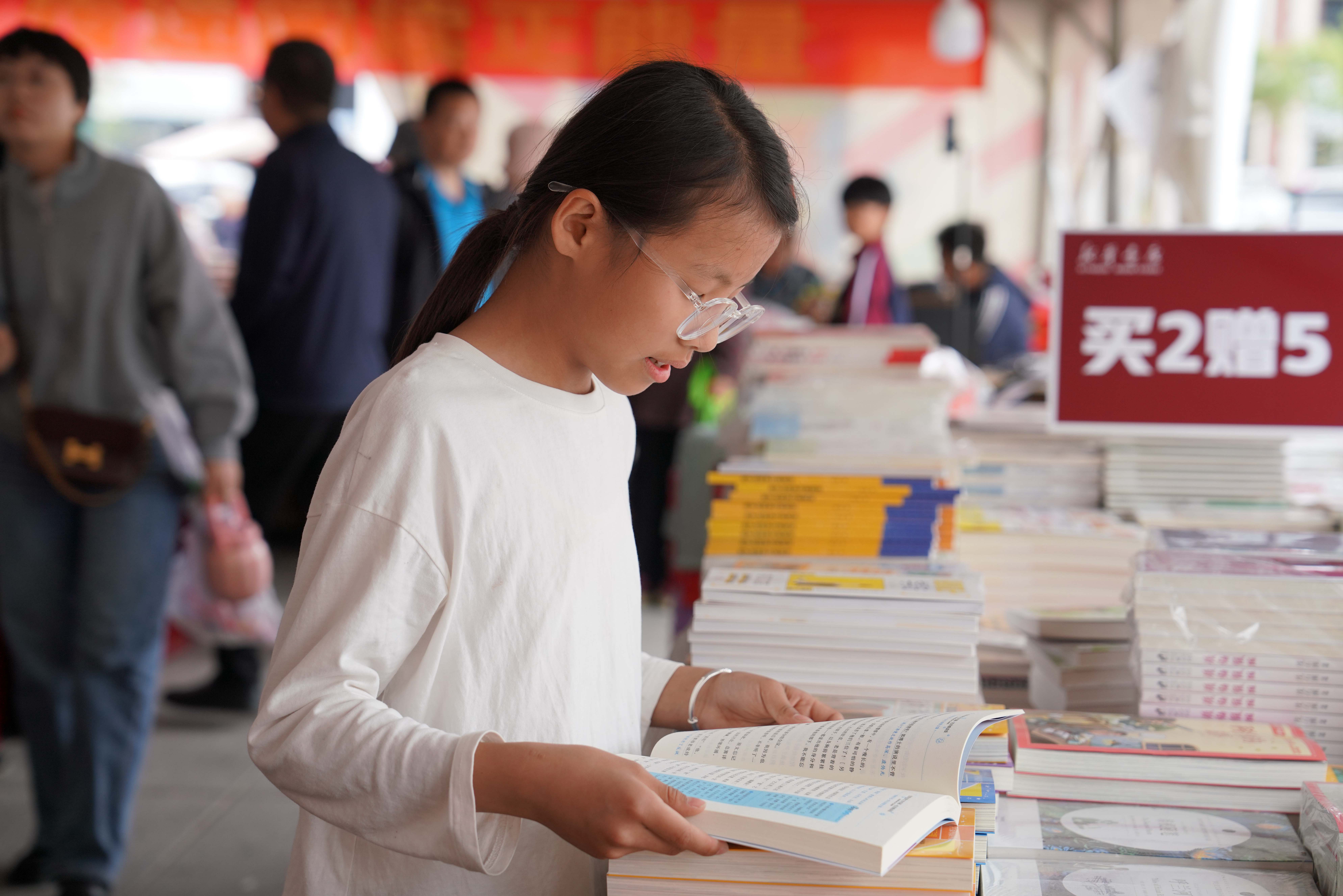 河北清苑：举办全民阅读·2024书香节_fororder_学生参与“书声视界”诵读。摄影 王磊