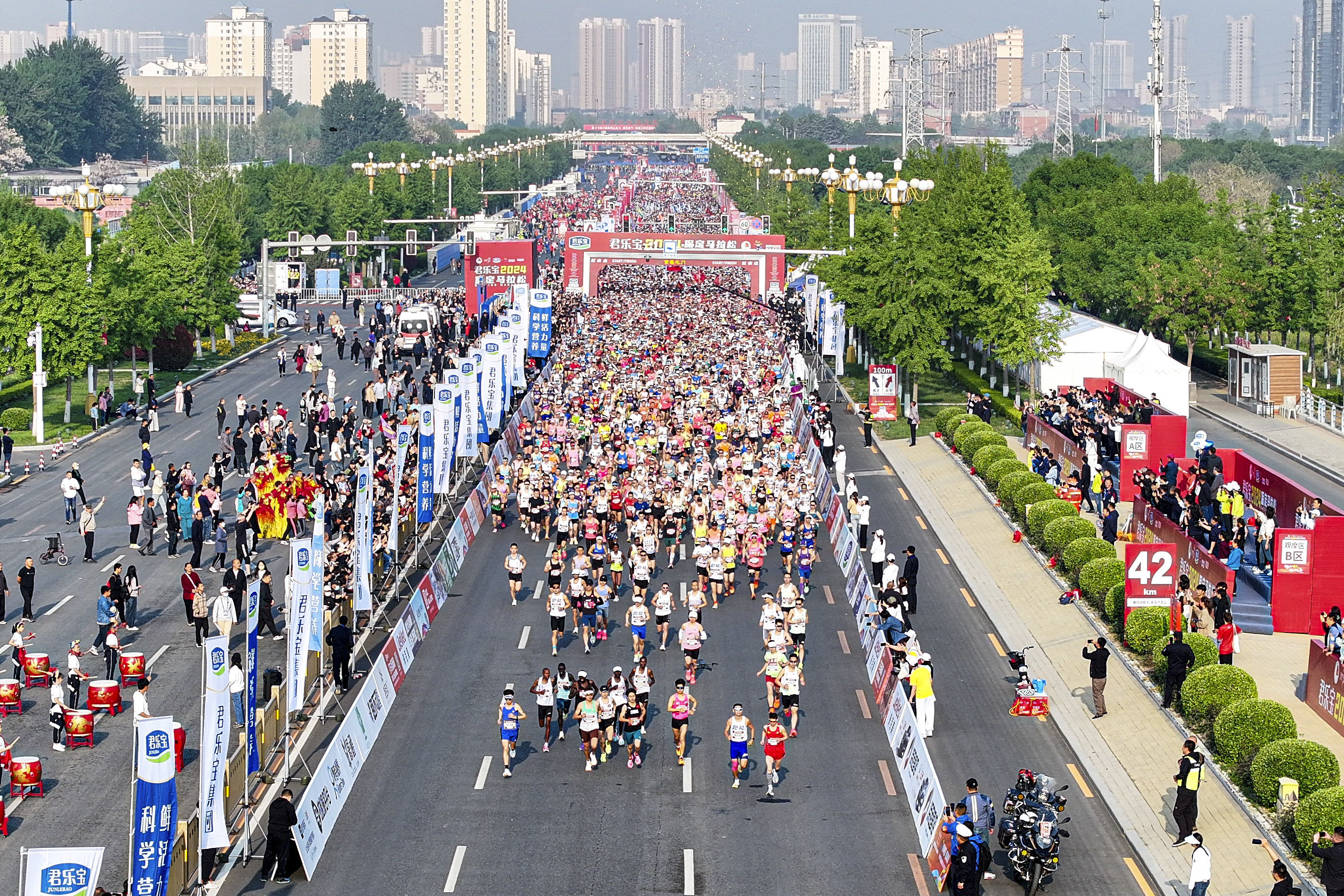 2024保定马拉松鸣枪开跑_fororder_2024保定马拉松开跑。罗大庆摄