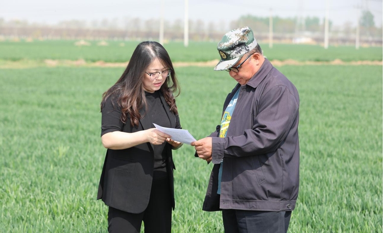 河北涞水：“量体裁衣”到地头 培养乡村“新农人”_fororder_图为农技专家为农民学员发放《春季麦田管理明白纸》。（徐梓钰 摄）