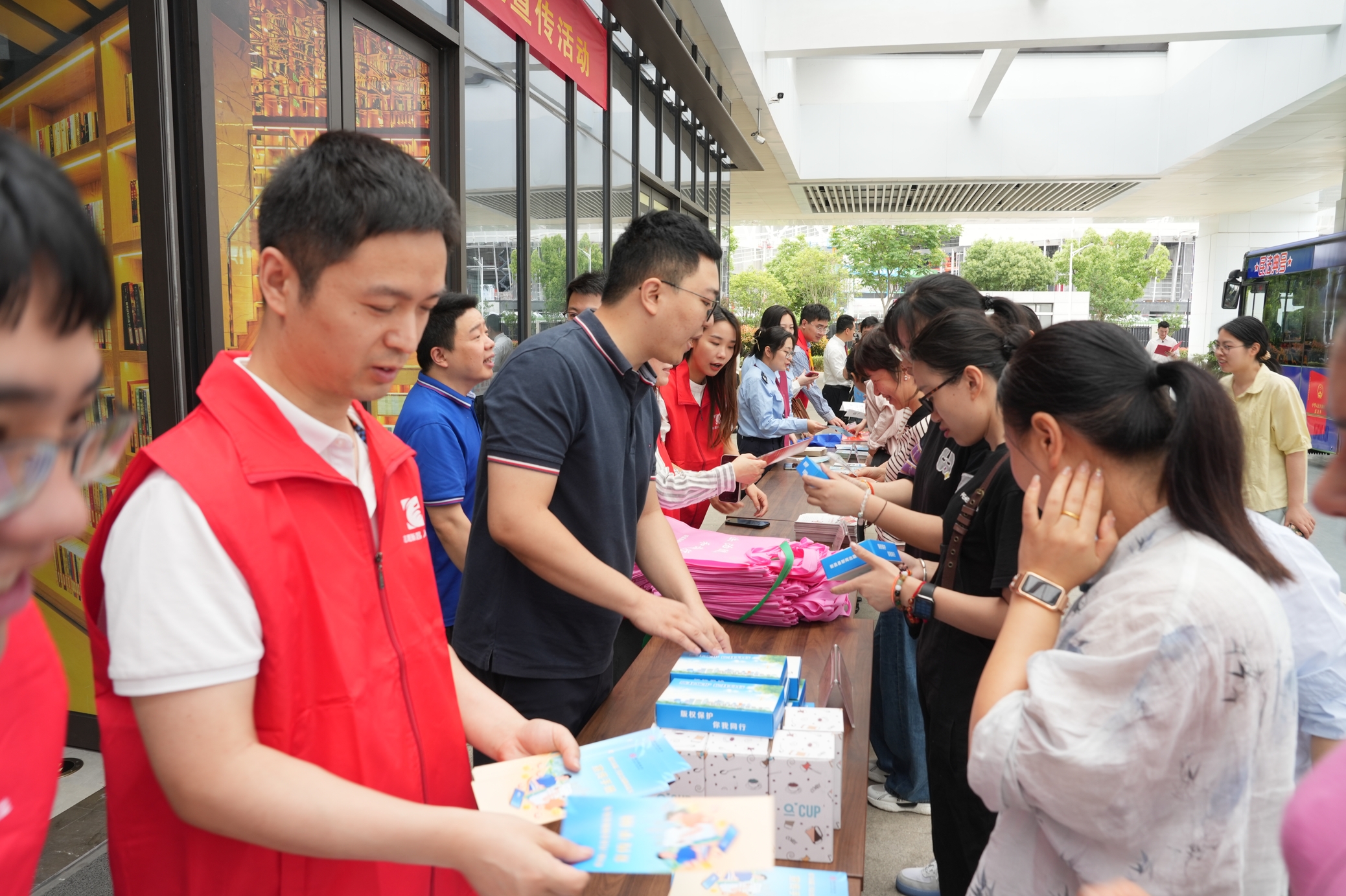 浙江新昌：普法公交车上路 打造法治宣传流动风景线_fororder_2