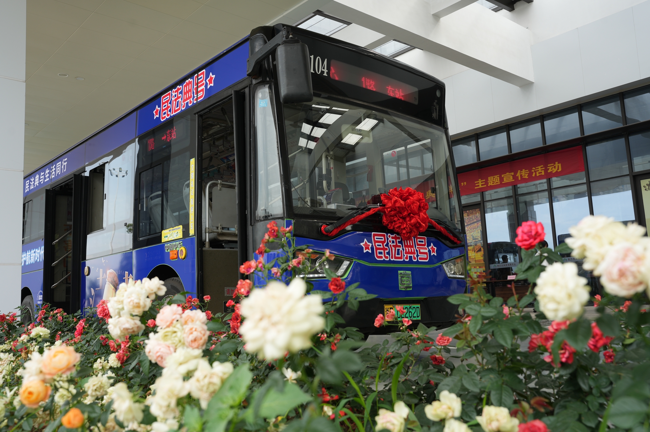 浙江新昌：普法公交车上路 打造法治宣传流动风景线_fororder_3