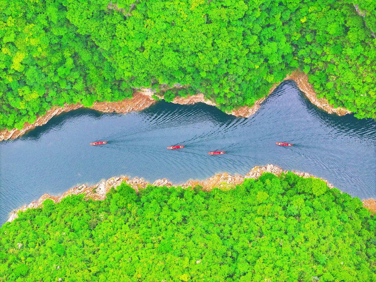 湖北巴東神農溪：船行碧波上 人在畫中游