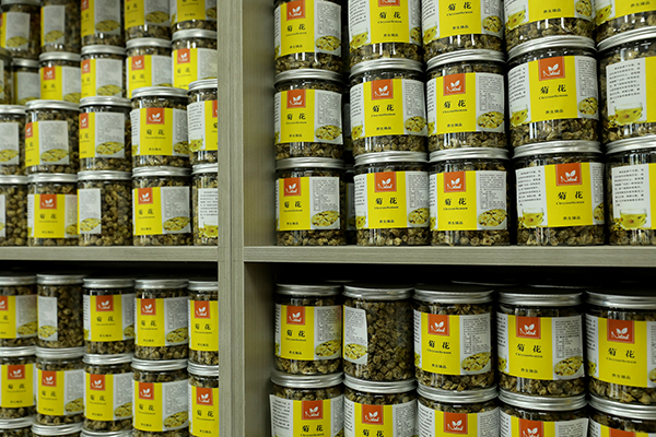 带领村民增收致富 宜宾筠连这位“兵支书”有妙招_fororder_花园村加工完成的菊花产品-供图-筠连县融媒体中心