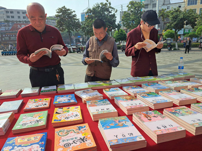 信陽固始：萬物復“書”起春潮_fororder_“惠民書展”活動現場