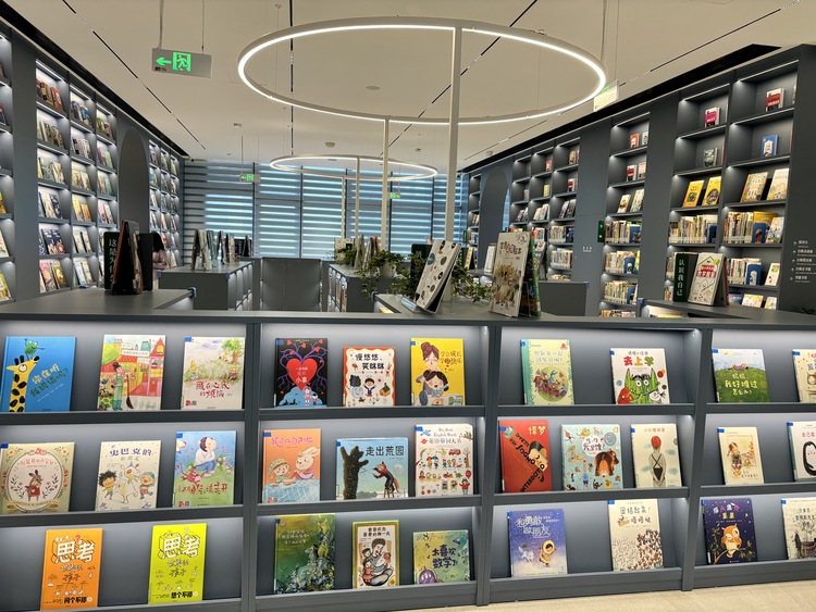 上海首個24小時公園圖書館“和平書院”開館 為市民帶來全天候閱讀新體驗