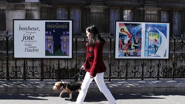 “巴黎城裏的體育運動”主題海報展亮相街頭
