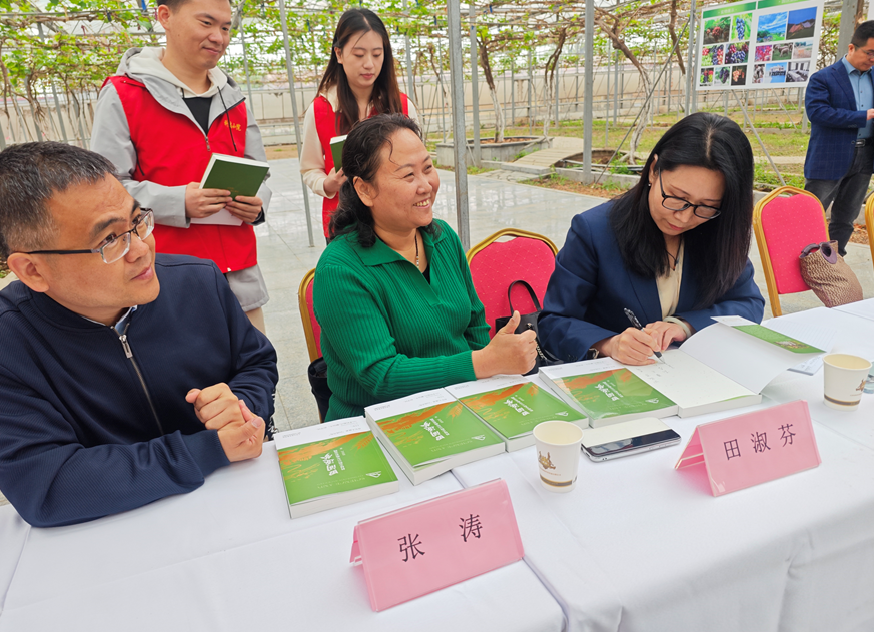 天津科学技术出版社举办“田间逐梦 共话助农——作家走进科技小院”活动_fororder_2