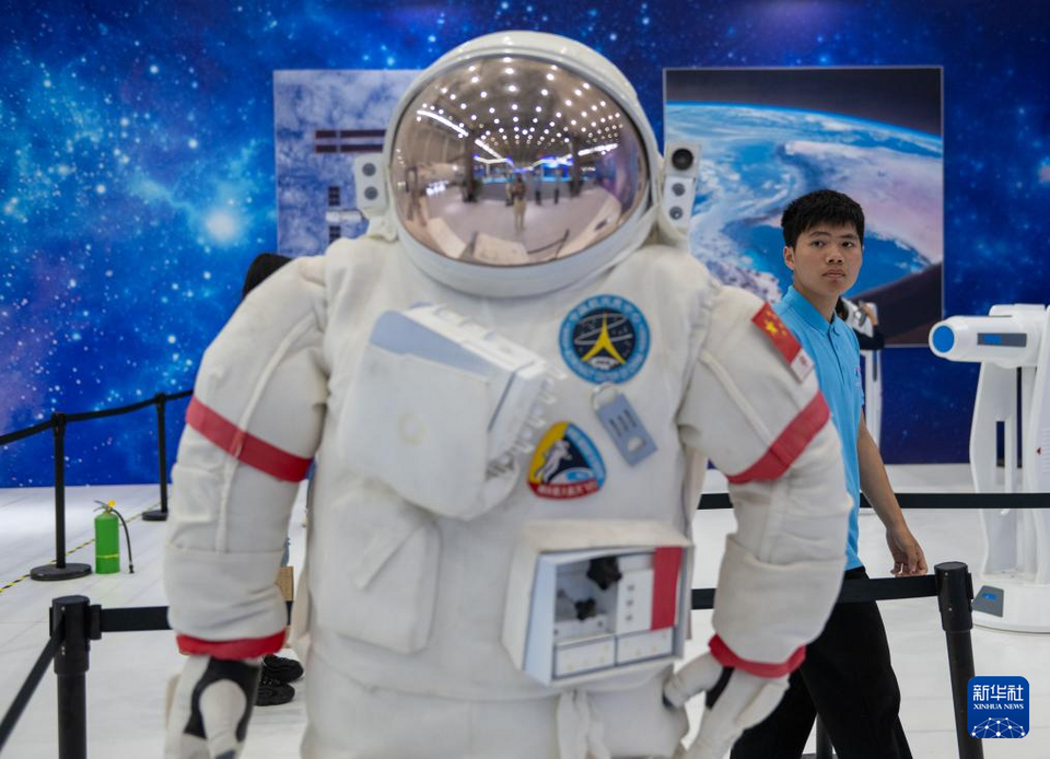 湖北武汉：走进航天科普展 迎接“中国航天日”
