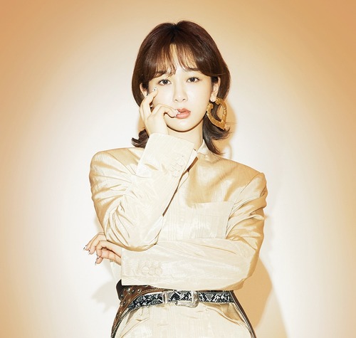 杨紫封面大片 演绎率性不羁的酷女孩