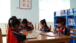 河北孟村小学生走进图书馆共享“读书日”