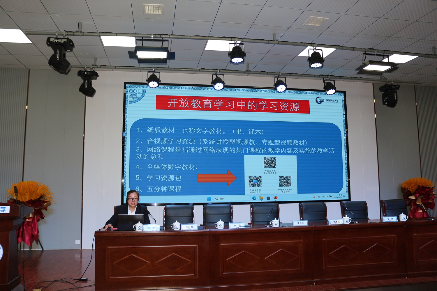 保定市满城区：春风向暖恰逢时 逐梦而来踏新程_fororder_该校教务处为新生作入学培训 摄影 李宁