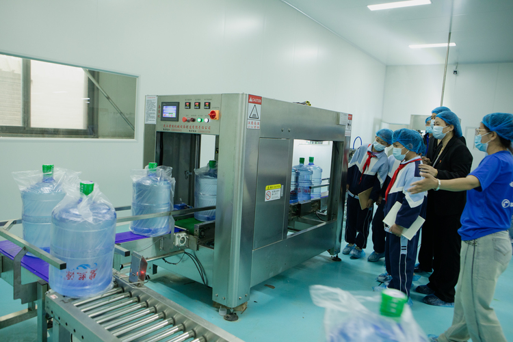 河北定興:把課堂搬進水廠 探秘“一滴水”的旅程_fororder_002