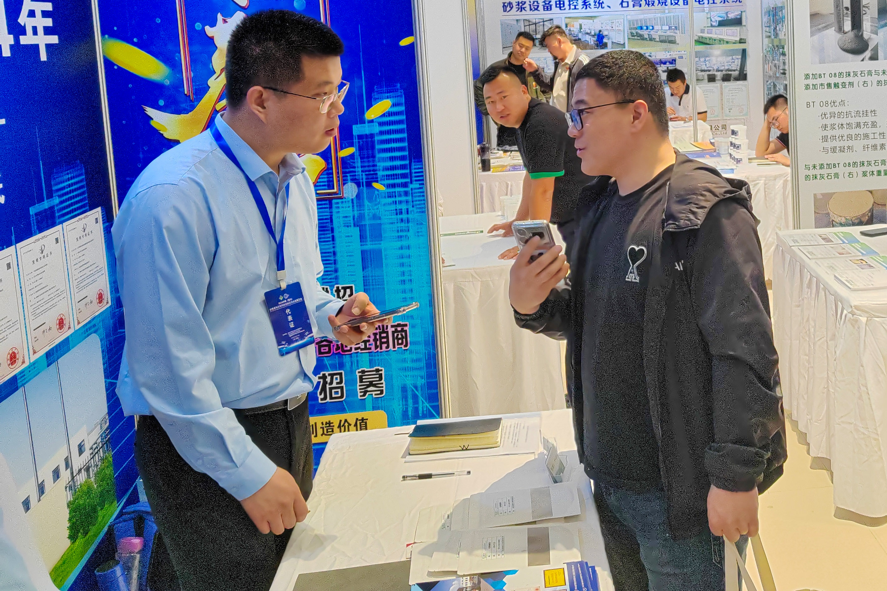 2024中國(晉州)纖維素與石膏科技創新交流會暨展覽會盛大開幕_fororder_活動中,企業負責人正在解答問題。