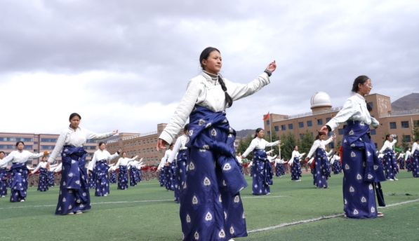 【教育】甘肅甘南：碌曲校園內鍋莊舞成為最“炫”課間操