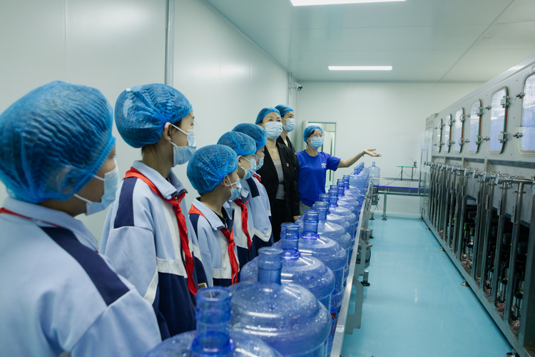 河北定興:把課堂搬進水廠 探秘“一滴水”的旅程_fororder_003