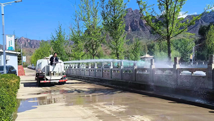 河北唐縣：做好環境衛生整治 打造人居環境新風貌_fororder_針對鄉鎮、村主幹道兩側進行清理 (2)