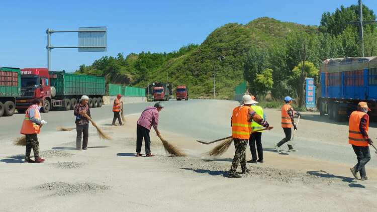 河北唐縣：做好環境衛生整治 打造人居環境新風貌_fororder_針對鄉鎮、村主幹道兩側進行清理 (4)